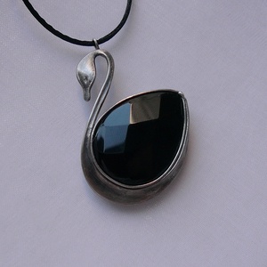 Ónix hattyú medál - ékszer - nyaklánc - medálos nyaklánc - Meska.hu