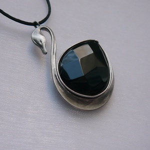 Ónix hattyú medál - Meska.hu