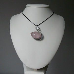 Rózsakvarc hattyú medál - ékszer - nyaklánc - medálos nyaklánc - Meska.hu