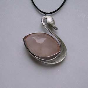Rózsakvarc hattyú medál - ékszer - nyaklánc - medálos nyaklánc - Meska.hu