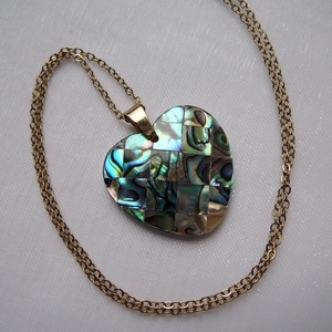 Pávakagyló szív medálos nyaklánc - ékszer - nyaklánc - medálos nyaklánc - Meska.hu