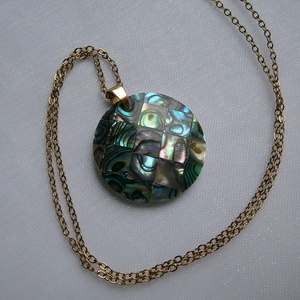 Pávakagyló medálos nyaklánc - ékszer - nyaklánc - medálos nyaklánc - Meska.hu