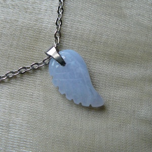 Kalcedon szárny medálos nyaklánc - ékszer - nyaklánc - medálos nyaklánc - Meska.hu