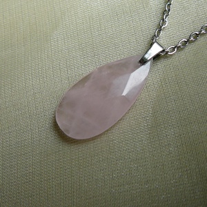 Rózsakvarc csepp medálos nyaklánc - ékszer - nyaklánc - medálos nyaklánc - Meska.hu