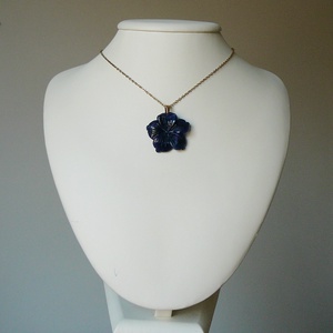 Szodalit virág medálos nyaklánc - ékszer - nyaklánc - medálos nyaklánc - Meska.hu