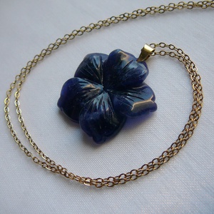 Szodalit virág medálos nyaklánc - Meska.hu