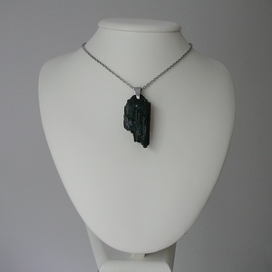 Fekete turmalin medálos nyaklánc - ékszer - nyaklánc - medálos nyaklánc - Meska.hu
