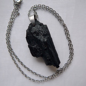 Fekete turmalin medálos nyaklánc - ékszer - nyaklánc - medálos nyaklánc - Meska.hu
