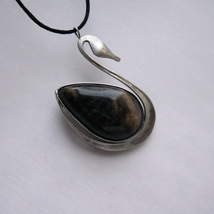 Fekete holdkő hattyú medál - ékszer - nyaklánc - medálos nyaklánc - Meska.hu