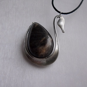 Fekete holdkő hattyú medál - Meska.hu