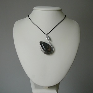 Fekete holdkő hattyú medál - ékszer - nyaklánc - medálos nyaklánc - Meska.hu