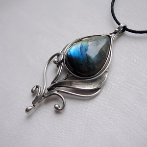 Labradorit pávatoll medál - ékszer - nyaklánc - medál - Meska.hu