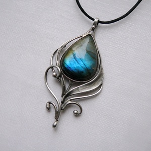 Labradorit pávatoll medál - ékszer - nyaklánc - medál - Meska.hu