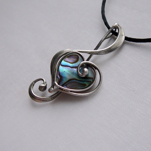 Pávakagyló violinkulcs medál - Meska.hu