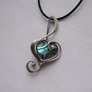 Pávakagyló violinkulcs medál - ékszer - nyaklánc - medálos nyaklánc - Meska.hu