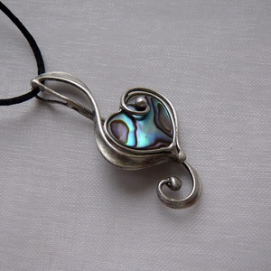 Pávakagyló violinkulcs medál - ékszer - nyaklánc - medálos nyaklánc - Meska.hu