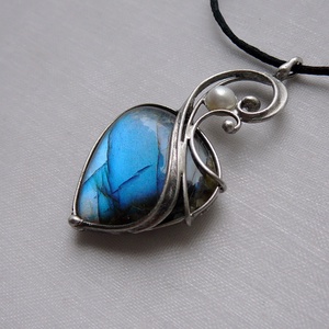 Labradorit medál, Ékszer, Nyaklánc, Medál, Ékszerkészítés, Fémmegmunkálás, Saját tervezésű egyedi kézműves alkotás.

A medál Tiffany technikával készült labradorit és ólommen..., MESKA