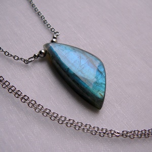 Labradorit medálos nyaklánc - ékszer - nyaklánc - medál - Meska.hu