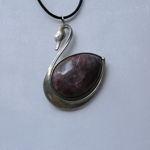 Rubellit hattyú medál - ékszer - nyaklánc - medálos nyaklánc - Meska.hu