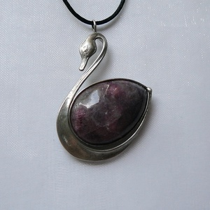 Rubellit hattyú medál - ékszer - nyaklánc - medálos nyaklánc - Meska.hu