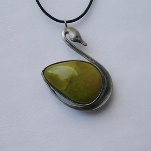 Zöld opál hattyú medál - ékszer - nyaklánc - medálos nyaklánc - Meska.hu