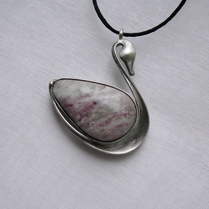 Rubellit hattyú medál - ékszer - nyaklánc - medálos nyaklánc - Meska.hu