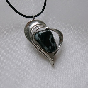 Hópehely obszidián szív medál - ékszer - nyaklánc - medálos nyaklánc - Meska.hu
