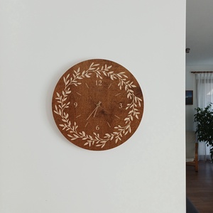 Fából készült falióra 40cm, leveles minta - otthon & életmód - dekoráció - fali és függő dekoráció - falióra & óra - Meska.hu