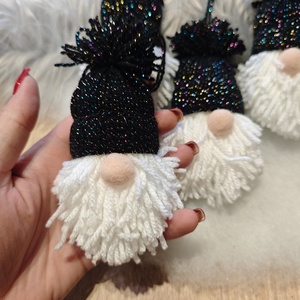 Kézműves karcsonyi manók - fekete csillogós - karácsony - karácsonyi lakásdekoráció - karácsonyfadíszek - Meska.hu