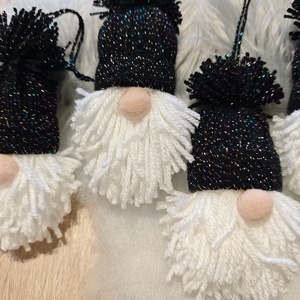 Kézműves karcsonyi manók - fekete csillogós - karácsony - karácsonyi lakásdekoráció - karácsonyfadíszek - Meska.hu