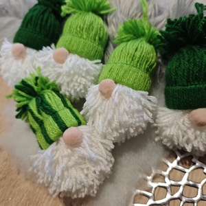 Kézműves karcsonyi manók -zöld varilt - karácsony - karácsonyi lakásdekoráció - karácsonyfadíszek - Meska.hu