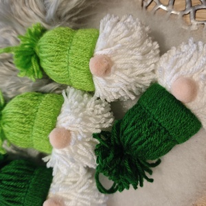 Kézműves karcsonyi manók -zöld varilt - karácsony - karácsonyi lakásdekoráció - karácsonyfadíszek - Meska.hu