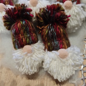 Kézműves karácsonyi manók - bordó cirmos 2 - karácsony - karácsonyi lakásdekoráció - karácsonyfadíszek - Meska.hu