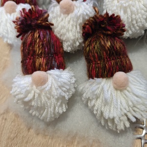 Kézműves karcsonyi manók -bordó cirmos 1 - karácsony - karácsonyi lakásdekoráció - karácsonyfadíszek - Meska.hu