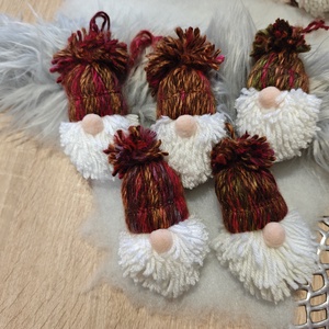 Kézműves karcsonyi manók -bordó cirmos 1 - karácsony - karácsonyi lakásdekoráció - karácsonyfadíszek - Meska.hu