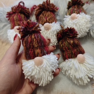 Kézműves karcsonyi manók -bordó cirmos 1 - karácsony - karácsonyi lakásdekoráció - karácsonyfadíszek - Meska.hu