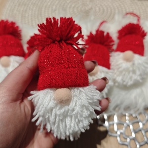 Kézműves karcsonyi manók - piros csillogós - karácsony - karácsonyi lakásdekoráció - karácsonyfadíszek - Meska.hu