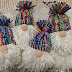 Kézműves karcsonyi manók - színes csillogós - karácsony - karácsonyi lakásdekoráció - karácsonyfadíszek - Meska.hu