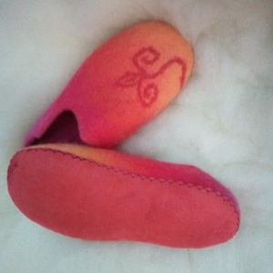 Nemezpapucs tulipán mintával,  házicipő, mamusz - ruha & divat - cipő & papucs - mamusz & házicipő - Meska.hu Nemezpapucs tulipán mintával,  házicipő, mamusz - ruha & divat - cipő & papucs - mamusz & házicipő - Meska.hu