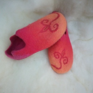 Nemezpapucs tulipán mintával,  házicipő, mamusz - ruha & divat - cipő & papucs - mamusz & házicipő - Meska.hu Nemezpapucs tulipán mintával,  házicipő, mamusz - ruha & divat - cipő & papucs - mamusz & házicipő - Meska.hu