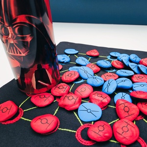 Galaktikus Ütközet - A végzetes manőver, Játék & Sport, Táblajáték és Kártyajáték, Társasjátékok, Hímzés, Festett tárgyak, RÉGES-RÉGEN, EGY MESSZI-MESSZI GALAXISBAN...
A csillagok között nincs béke, a galaxis háborúban áll..., MESKA