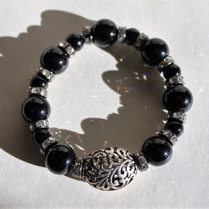 Tibeti ezüst és fekete onix gyöngyökből rugalmas karkötő Méret: S/M,15-16 cm csuklóra), fekete karperec onyx gyöngy - ékszer - karkötő - bogyós karkötő - Meska.hu
