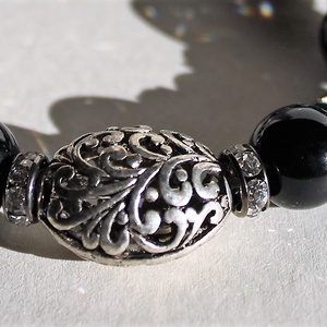 Tibeti ezüst és fekete onix gyöngyökből rugalmas karkötő Méret: S/M,15-16 cm csuklóra), fekete karperec onyx gyöngy - ékszer - karkötő - bogyós karkötő - Meska.hu