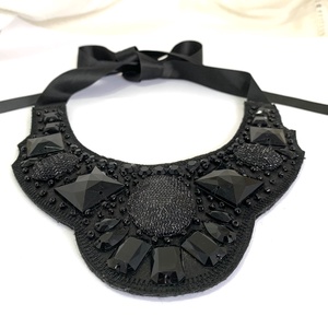 Feltűnő egyedi fekete nyaklánc fekete strasszokkal kivarrva kézműves nyakék - ékszer - nyaklánc - gyöngyös nyaklánc - Meska.hu