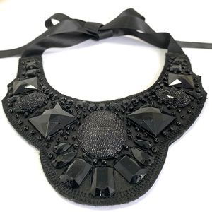 Feltűnő egyedi fekete nyaklánc fekete strasszokkal kivarrva kézműves nyakék - ékszer - nyaklánc - gyöngyös nyaklánc - Meska.hu