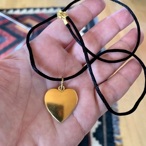 Szív medálos nyaklánc, szív alakú medállal, sárgaréz szívvel,fekete selyemzsinóron - ékszer - nyaklánc - medálos nyaklánc - Meska.hu