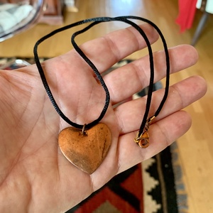 Régi vintage Szív medálos nyaklánc, szív alakú medállal 70-es évekből, vörösréz szívvel, fekete selyemzsinóron - ékszer - karóra és ékszeróra - nyaklánc óra - Meska.hu