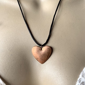 Régi vintage Szív medálos nyaklánc, szív alakú medállal 70-es évekből, vörösréz szívvel, fekete selyemzsinóron - ékszer - karóra és ékszeróra - nyaklánc óra - Meska.hu
