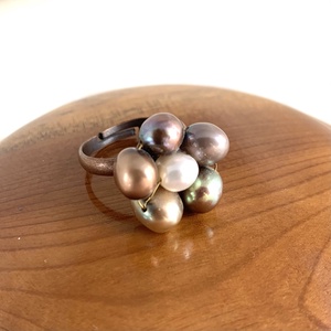 Igazgyöngy állítható méretű gyűrű, gyöngy virág motívumos univerzális méretű gyűrű, barna igazgyöngy gyűrű - ékszer - gyűrű - gyöngyös gyűrű - Meska.hu
