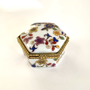 Ékszeresdoboz, porcelán doboz, porcelán ékszeres doboz, dobozka, ládika, virágos láda, kis szelence, gyűrű tartó láda - Meska.hu